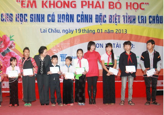 Phó chủ tịch nước Nguyễn Thị Doan tặng quà học sinh có hoàn cảnh đặc biệt khó khăn của Lai Châu Phó chủ tịch nước Nguyễn Thị Doan tặng quà học sinh có hoàn cảnh đặc biệt khó khăn của Lai Châu