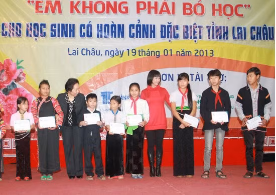 Phó chủ tịch nước Nguyễn Thị Doan tặng quà học sinh có hoàn cảnh đặc biệt khó khăn của Lai Châu