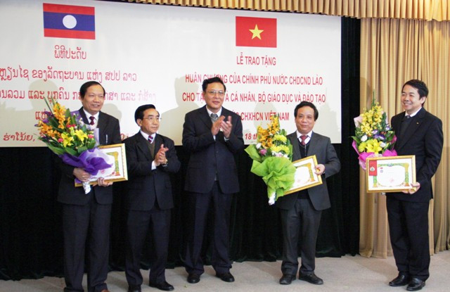 Nhiều tập thể, cán bộ CQ Bộ GD&amp;ĐT được nhận Huân chương cao quý của CHDCND Lào ảnh 4