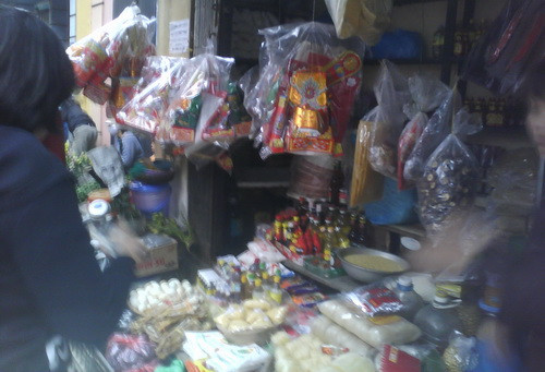 Một bộ mũ, quần áo “ông Công, ông Táo” tùy loại nhỏ, to có giá từ 50.000 - 130.000 đồng/bộ. (gdtd.vn) c