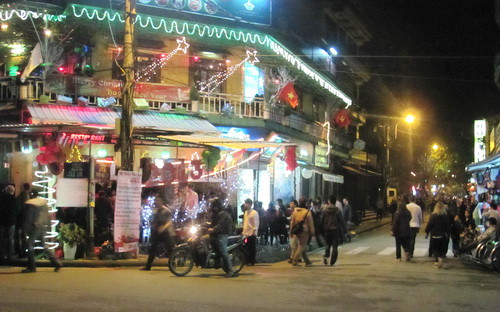 Hàng trăm du khách nước ngoài đã đổ về phố Tây Phạm Ngũ Lão, TP. Huế để đón năm mới 2013