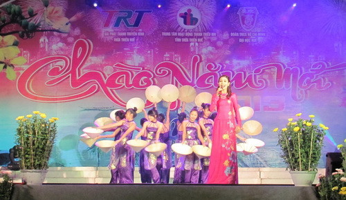 Và tiết mục biểu diễn mừng năm mới của đoàn Học viện âm nhạc Huế trong Đêm hội Thanh niên