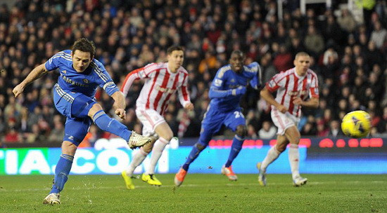Lampard sút phạt thành công nâng tỉ số cho Chelsea