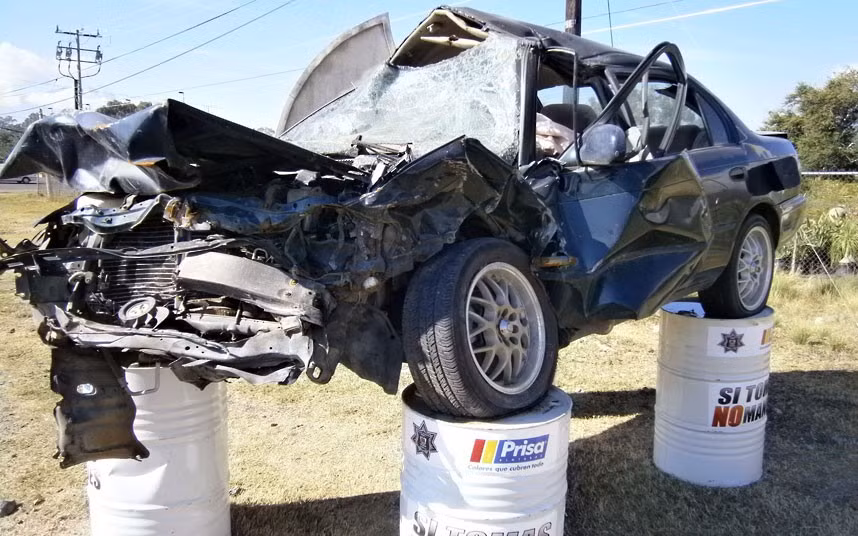 Police in Mexico have come up with a hard-hitting campaign in an effort to encourage people to drive more carefully. The twisted remains of cars involved in real accidents can be seen by the side of some of the country’s most dangerous roads. Perched on oil drums reading ’si tomas no manejes’ (if you drink do not drive), the aim of these wrecks is drive home the dangers of driving too fast or driving while drunk. Latin America suffers from the highest number of fatalities caused by automobile accidents in the world. Indeed, more people die on the region’s roads each year than due to crime and violence. Latin America suffers from an accident death rate of 26 fatalities per 100,000 people, with this expected to rise to over 30 per 100,000 people by 2020. In comparison, in countries such as Sweden and France there are around five such fatalities per 100,000 people.