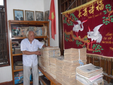 Thầy Đậu Xuân Tiêu bên các chồng báo sưu tầm trong 42 năm.JPG