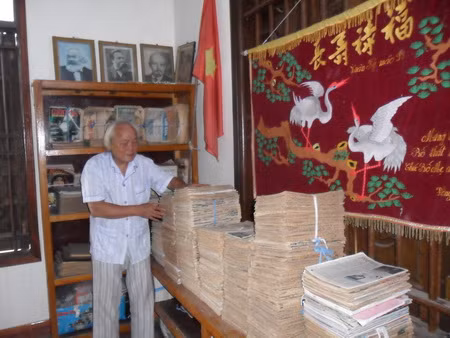 Thầy Đậu Xuân Tiêu bên các chồng báo sưu tầm trong 42 năm.JPG