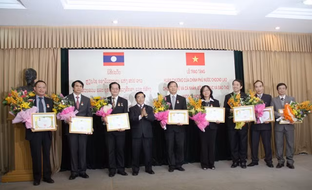 Nhiều tập thể, cán bộ cơ quan Bộ GD&ĐT Việt Nam được nhận Huân chương 