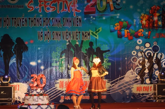 Tiết mục biểu diễn thời trang hóa trang. Ảnh: gdtd.vn