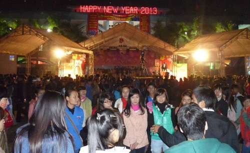 Hàng ngàn đoàn viên, thanh niên và học sinh tập trung tại Trung tâm Thanh thiếu nhi tỉnh Thừa Thiên Huế để chào đón năm mới 2013