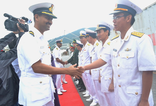 Đại diện Bộ Quốc phòng, Bộ tư lệnh hải quân, UBND TP. Đà Nẵng đón tàu tại cảng Tiên Sa