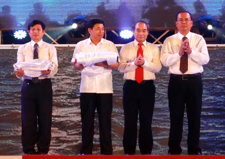 Thứ trưởng Bộ GD&ĐT Nguyễn Vinh Hiển trao cờ HKPĐ cho Nghệ An và Thanh Hoá, 2 đơn vị đồng đăng cai HKPĐ toàn quốc lần thứ IX năm 2015.