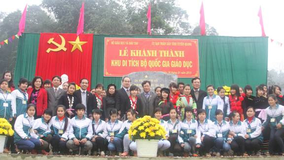 Phó Thủ tướng Nguyễn Thiện Nhân, Bộ trưởng Phạm Vũ Luận và các đại biểu chụp ảnh lưu niệm với giáo viên, học sinh huyện Chiêm Hóa. 