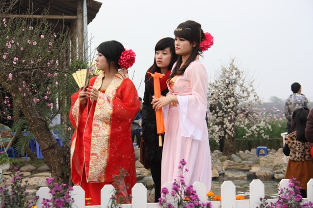 Một số chủ vườn còn có cả dịch vụ cho thuê trang phục. Ảnh: gdtd.vn