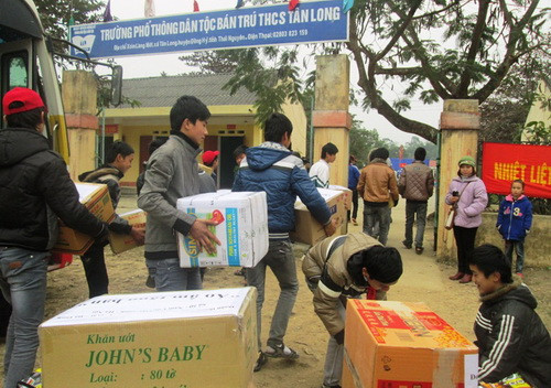 Chuyển hàng xuống cho học sinh nội trú Tân Long