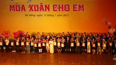 Trao bằng khen của Chủ tịch UBND TP.Đà Nẵng cho các đơn vị, cá nhân có nhiều thành tích đóng góp, giúp đỡ nạn nhân chất độc da cam