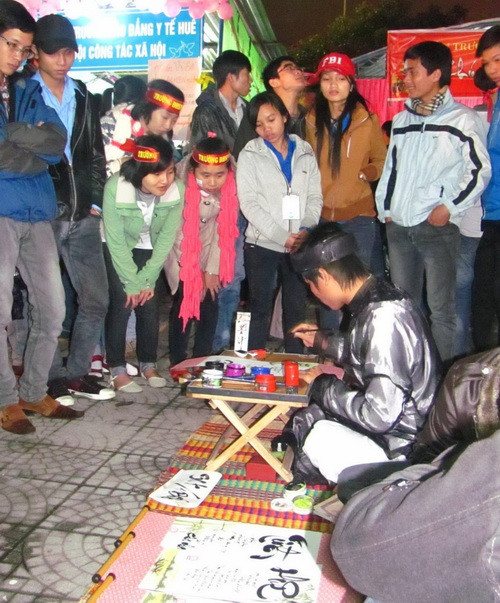 Thư pháp ngày xuân thu hút nhiều bạn trẻ