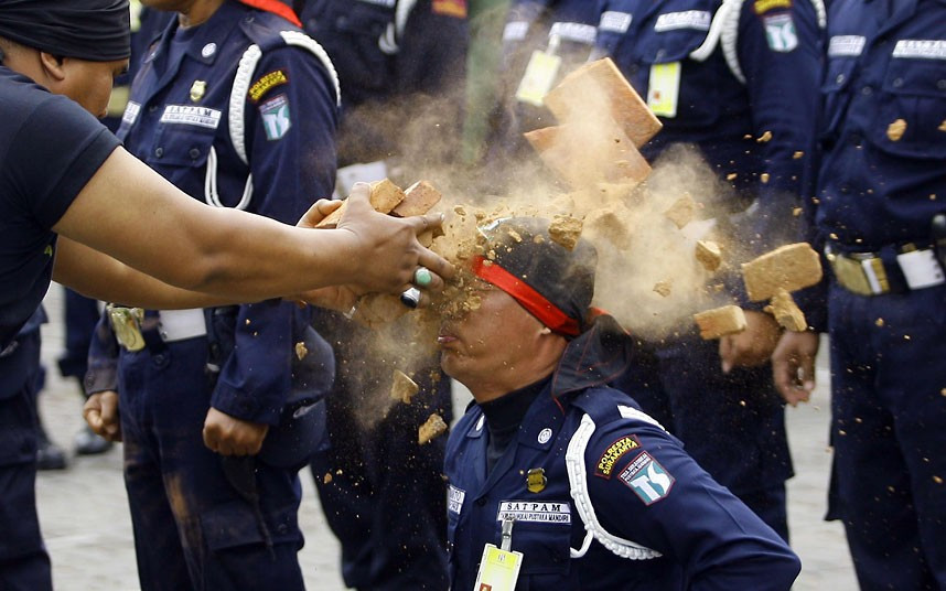 Những hình ảnh ấn tượng trong tuần ảnh 9 Members of a private security firm display their strength at a demonstration in Indonesia