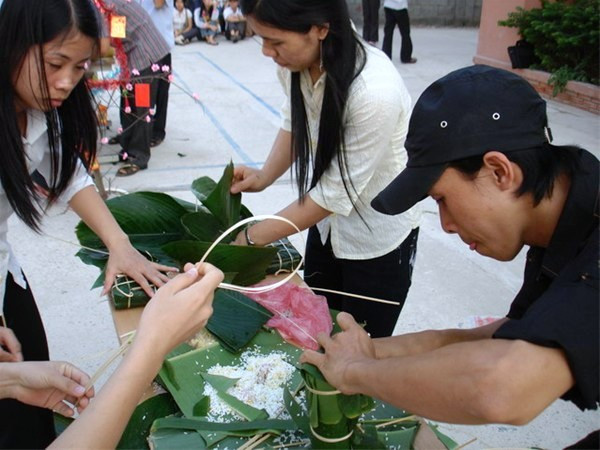 Sinh viên Lạc Hồng làm bánh Chưng đón Tết xa nhà.