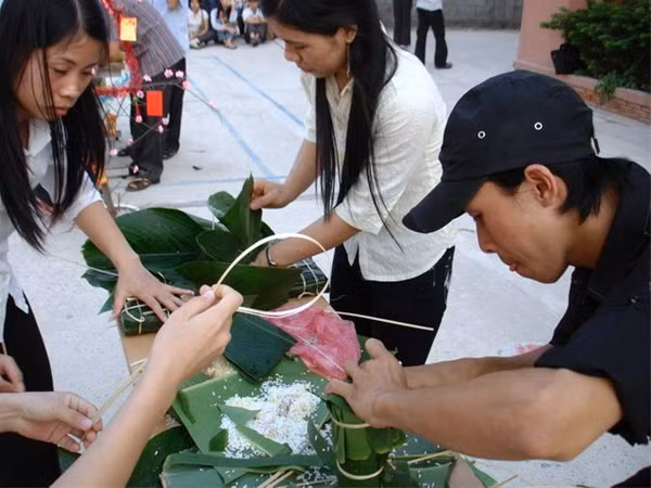 Sinh viên Lạc Hồng làm bánh Chưng đón Tết xa nhà.