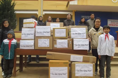 "Áo ấm tặng bạn"" cho HS vùng khó khăn vùng sâu huyện Đồng Hỷ, Thái Nguyên