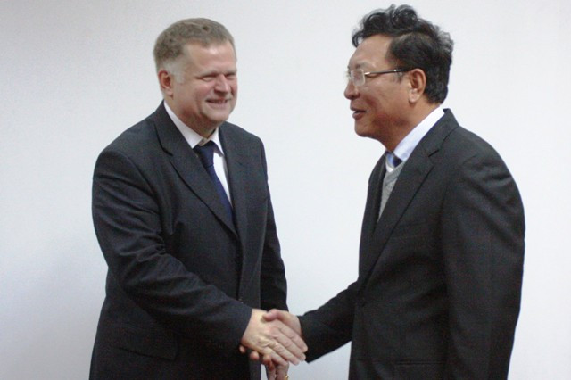 Bộ trưởng Bộ GD&ĐT Phạm Vũ Luận và Quốc Vụ Khanh 