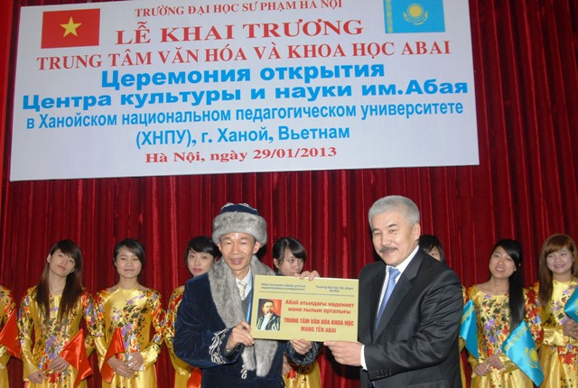 Thành lập trung tâm văn hóa đầu tiên của Ka-dăc-xtan tại Việt Nam