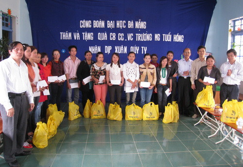 Tập thể cán bộ, giáo viên các trường tỏ ra xúc động khi nhận được sự quan tâm, động viên từ Công đoàn ĐH Đà Nẵng