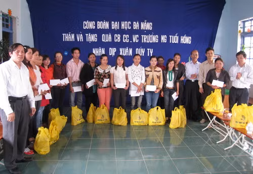 Tập thể cán bộ, giáo viên các trường xúc động khi nhận được sự quan tâm, động viên từ Công đoàn ĐH Đà Nẵng Tập thể cán bộ, giáo viên các trường tỏ ra xúc động khi nhận được sự quan tâm, động viên từ Công đoàn ĐH Đà Nẵng