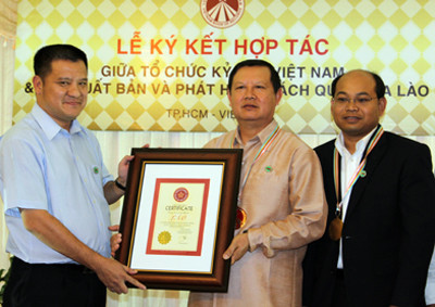 Ông Sỉviêngkhẹc (giữa), Cục trưởng Cục xuất bản và Thư viện Lào, trong lễ ký kết hợp tác với Trung tâm sách kỷ lục Vietnam - Vietkings