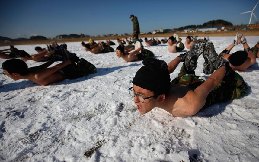 Những hình ảnh ấn tượng trong tuần ảnh 5 Students attend a winter boot camp training course in Ansan, south of Seoul