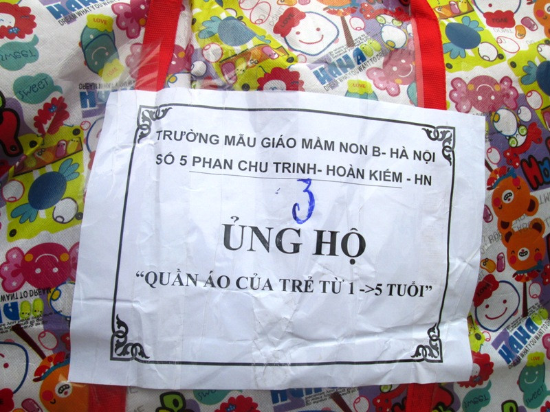 quà của những tấm lòng nhân ái; trao quà cho ông bà nuôi 3 cháu mồ côi ở Văn Lăng