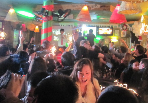 : Cùng nhau đón năm mới trong thời khắc thiêng liêng chuyển gia giữa năm cũ 2012 và năm mới 2013