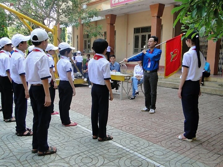 Tổng phụ trách Đội chuyên trách có phải tham gia giảng dạy văn hóa hay không?