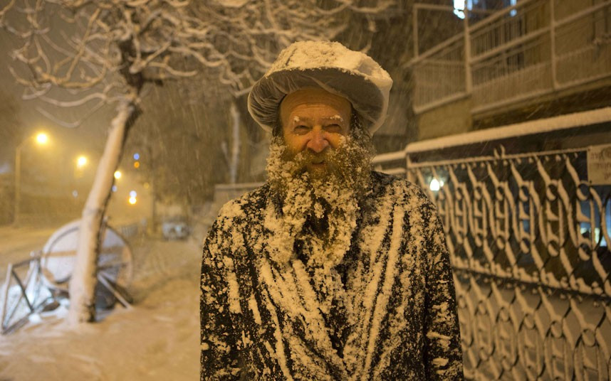 Những hình ảnh ấn tượng trong tuần ảnh 6 An Ultra-Orthodox Jewish man walks through a snowstorm in Jerusalem