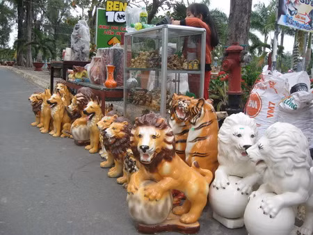 Các con vật bằng gốm cũng xuống phố Các con vật bằng gốm cũng xuống phố.jpg