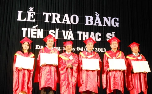 ĐH Đà Nẵng: Lễ phát bằng tiến sĩ, thạc sĩ