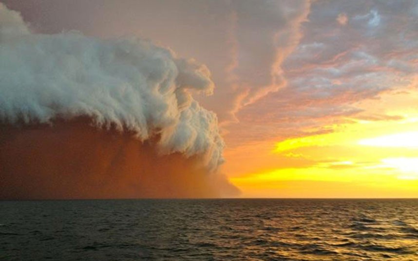 Những hình ảnh ấn tượng trong tuần ảnh 2 A red dust storm towers over the ocean ahead of a cyclone approaching Onslow on the West Australian coast. Tug boat worker Brett Martin, who captured the picture 25 nautical miles from the town of Onslow, reported conditions were glassy and flat before the storm hit. But when the wild weather arrived, the swell lifted to two metres, winds increased to 40 knots and visibility was reduced to 100 metres.