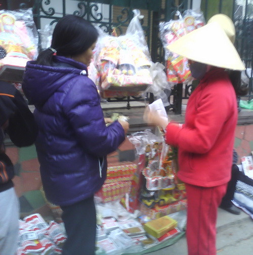 Mặc dù còn 1 tuần nữa mới đến Tết ông Công, ông Táo, nhưng thời điểm này đã có rất nhiều người mua sắm đầy đủ "mũ áo" cho các Ngài. (Ảnh/gdtd.vn) Mặc dù còn 1 tuần nữa mới đsến Tết ông Công, ông Táo, nhưng thời điểm này đã có rất nhiều người săm