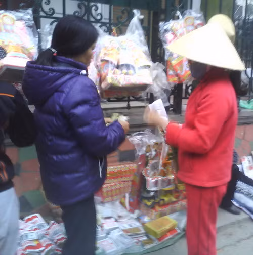 Mặc dù còn 1 tuần nữa mới đsến Tết ông Công, ông Táo, nhưng thời điểm này đã có rất nhiều người săm