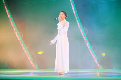Thu Trang thể hiện tài năng của mình qua bài hát Hello