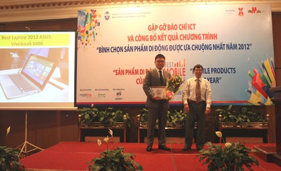 Đại diện Asus nhận kỷ niệm chương Laptop of the Year 2012
