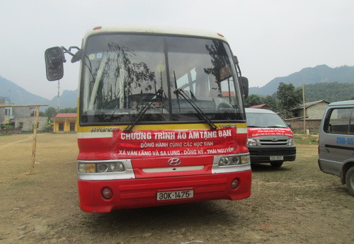 Đoàn xe chở quần áo ấm tập kết tại Tân Long, Đồng Hỷ