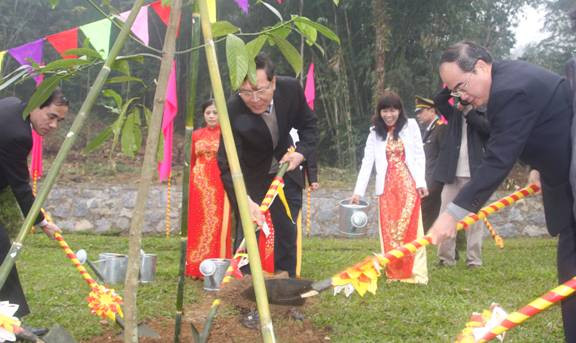  Các đồng chí lãnh đạo trồng cây lưu niệm sau lễ khánh thành khu di tích