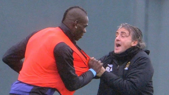 Vụ va chạm giữa HLV Mancini và Balotelli không quá nghiêm trọng