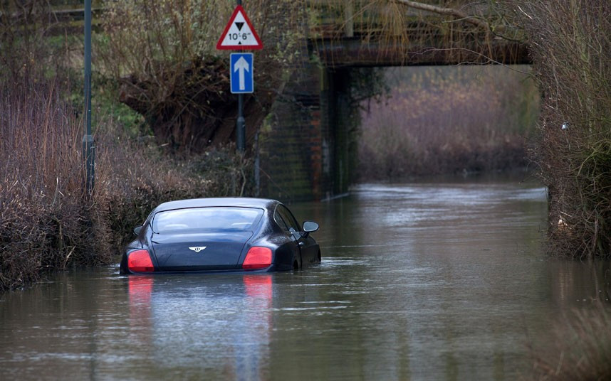 Những hình ảnh ấn tượng trong tuần ảnh 1 A lottery winner’s luck ran out when he wrote off his £100,000 Bentley Continental by trying to drive through flood waters. Robert Johnson, 65, bought his Bentley three years ago after winning £5million in 2008. But he was forced to ditch his pride and joy when he drove through flood water in Tewkesbury, Gloucestershire, on Wednesday.