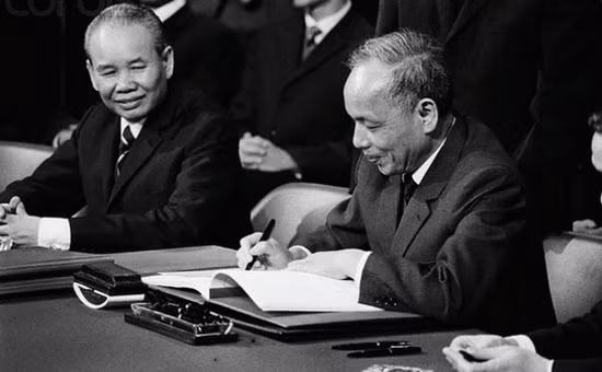 Ông Nguyễn Duy Trinh - Bộ trưởng ngoại giao Việt Nam Dân chủ cộng hòa kí hiệp định