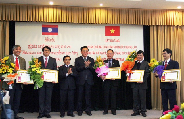 Nhiều tập thể, cán bộ CQ Bộ GD&amp;ĐT được nhận Huân chương cao quý của CHDCND Lào ảnh 5