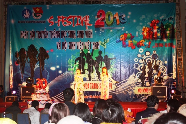 Sinh viên ĐHSP Hà Nội sôi động với Festival sinh viên 2013