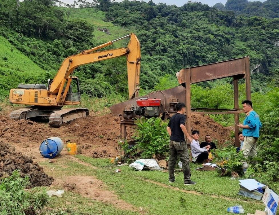 Nhóm đối tượng bị cơ quan chức năng bắt quả tang có hành vi khai thác vàng trái phép. Ảnh: Gia Hưng.