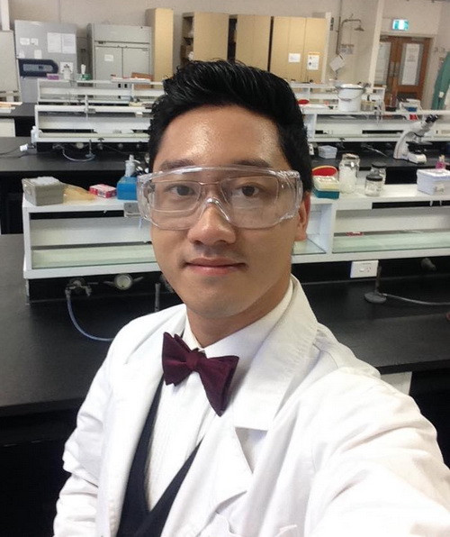 Phút thư giãn của Nguyễn Việt Hùng trong phòng thí nghiệm